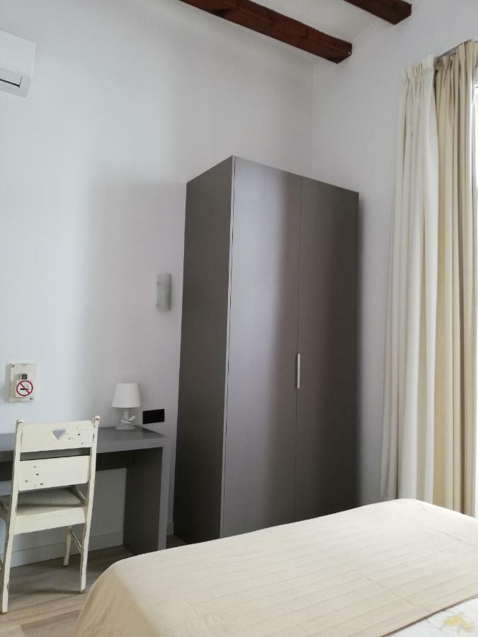 سيدجيس Hostal Parellades المظهر الخارجي الصورة